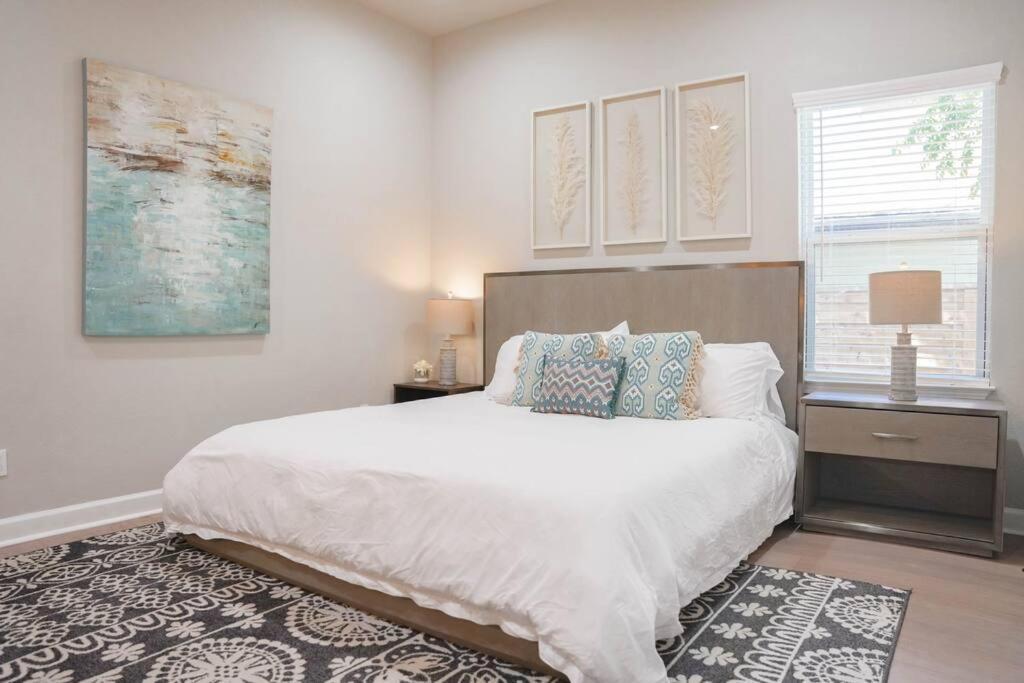 The Retreat At Rigsby-all New 3bdrm/2.5 Bath Villa San Antonio